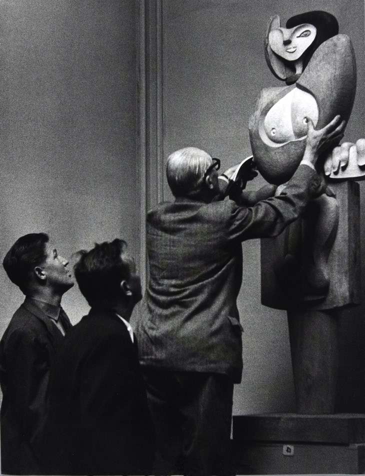 Archisearch - Le Corbusier présentant sa sculpture Femme, Photographie (c) FLC, ADAGP, Paris 2015